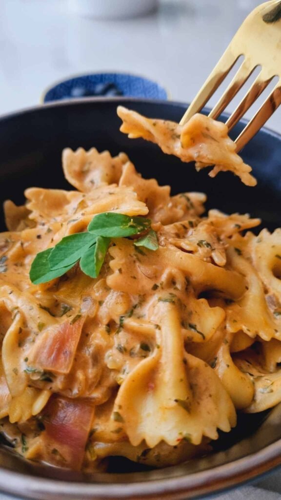 creamy bowtie pasta with garlic sauce-1