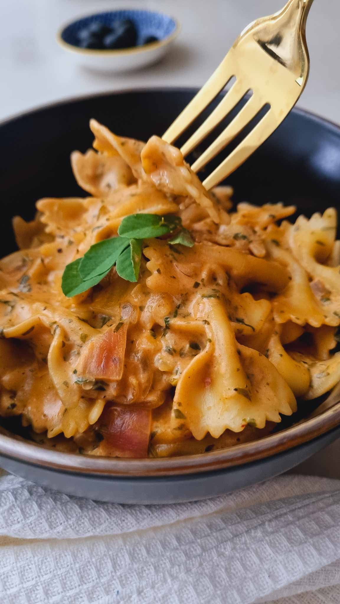 creamy bowtie pasta with garlic sauce-1