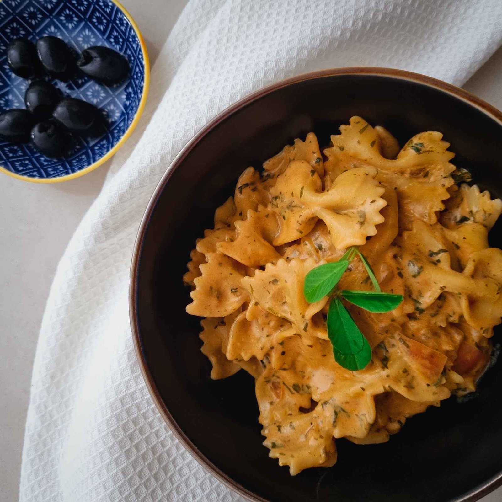 creamy bowtie pasta with garlic sauce-1